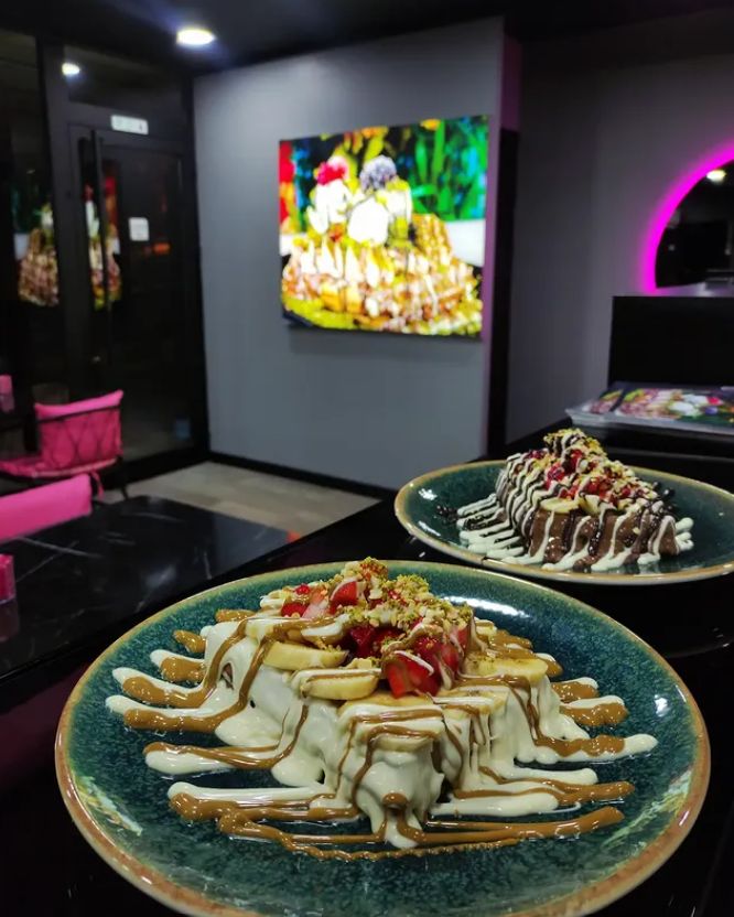 Pembe neon altında iki waffle tabağı