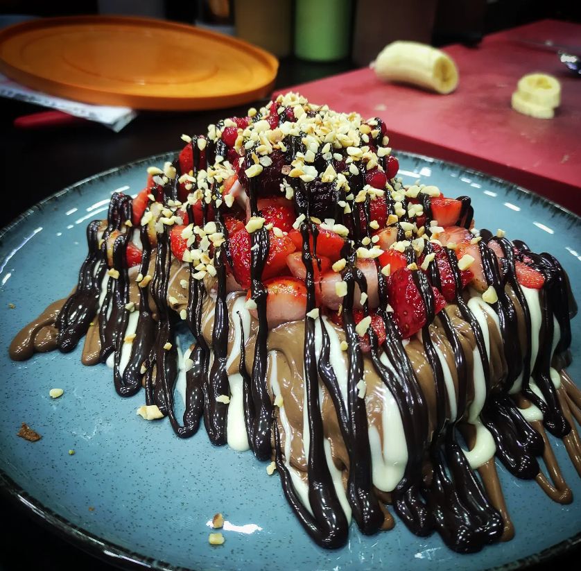 Çikolata ve çilekli waffle